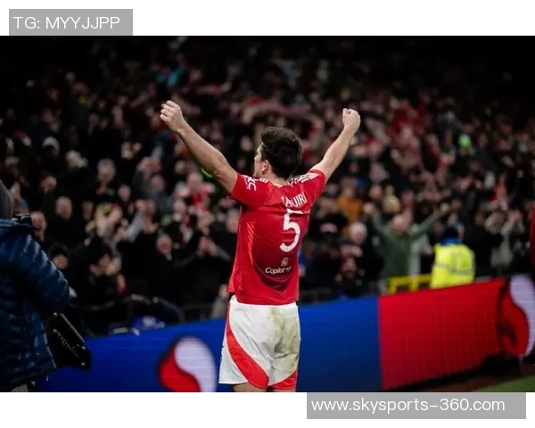 曼联在足总杯激战中逆转波尔图补时绝杀引发全场狂欢 曼联在足总杯激战中逆转波尔图补时绝杀引发全场狂欢